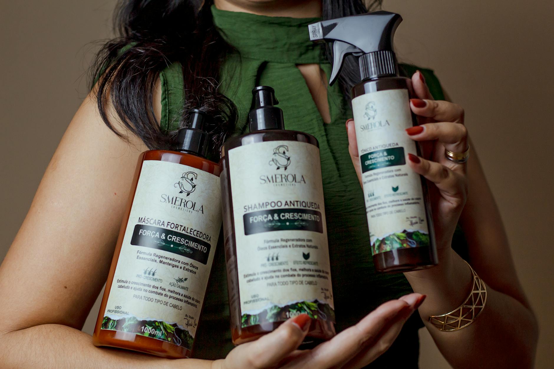 Kobieta trzyma kosmetyki do pielęgnacji włosów na wypadanie i wzrost