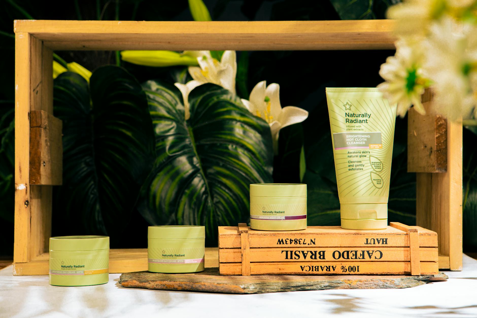 Kosmetyki do pielęgnacji skóry wśród zielonych liści i naturalnego światła