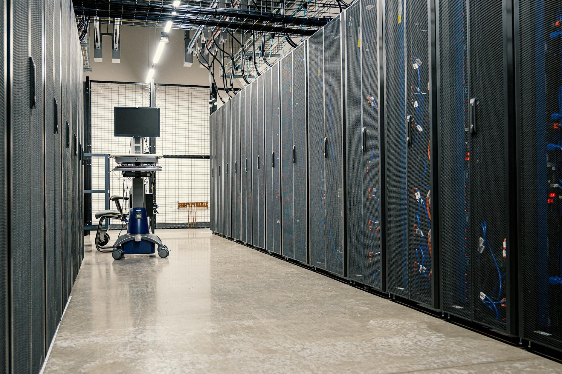 Nowoczesna serwerownia z rzędami podświetlonych szaf rack