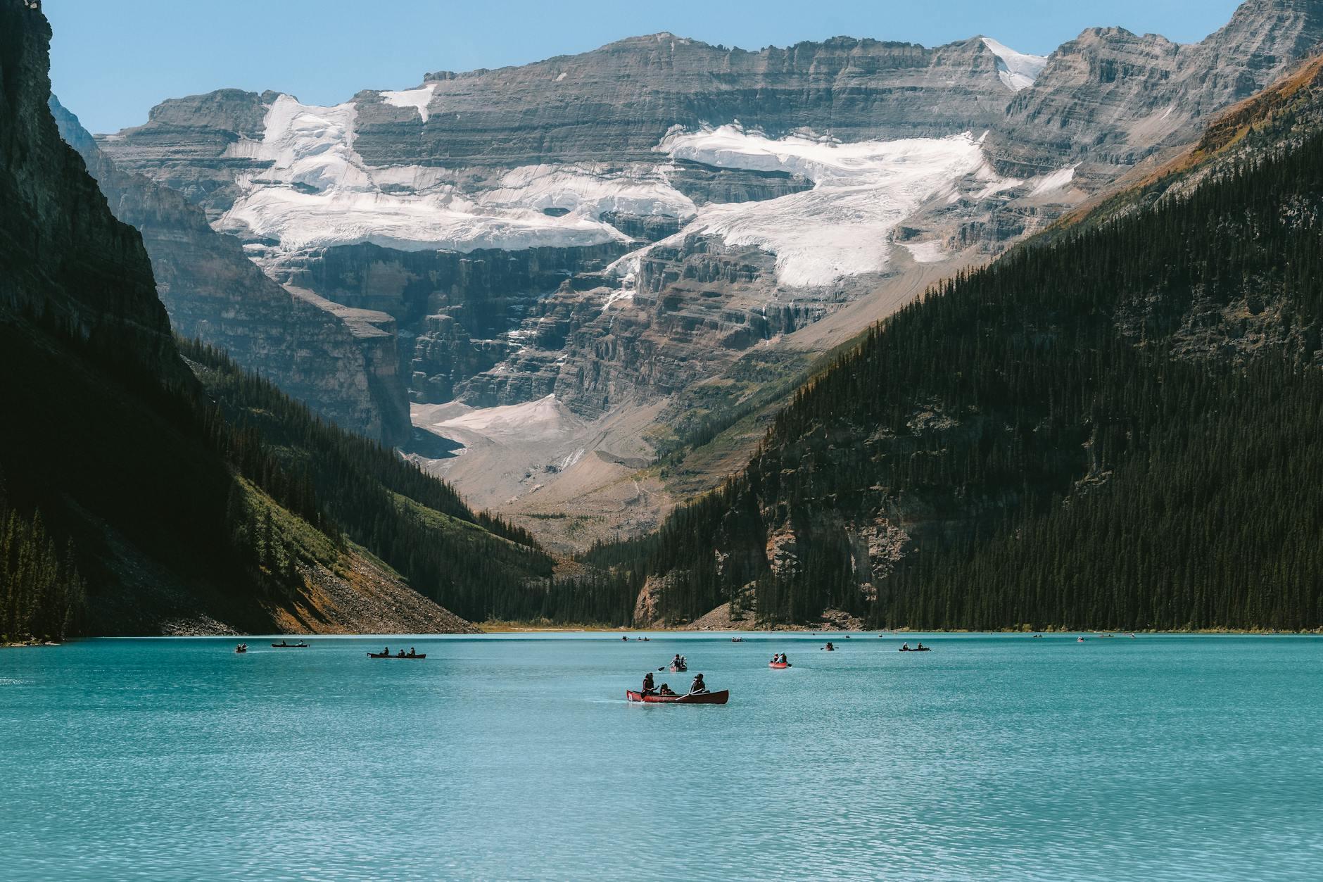 Kajaki na spokojnym jeziorze Lake Louise wśród górskich szczytów