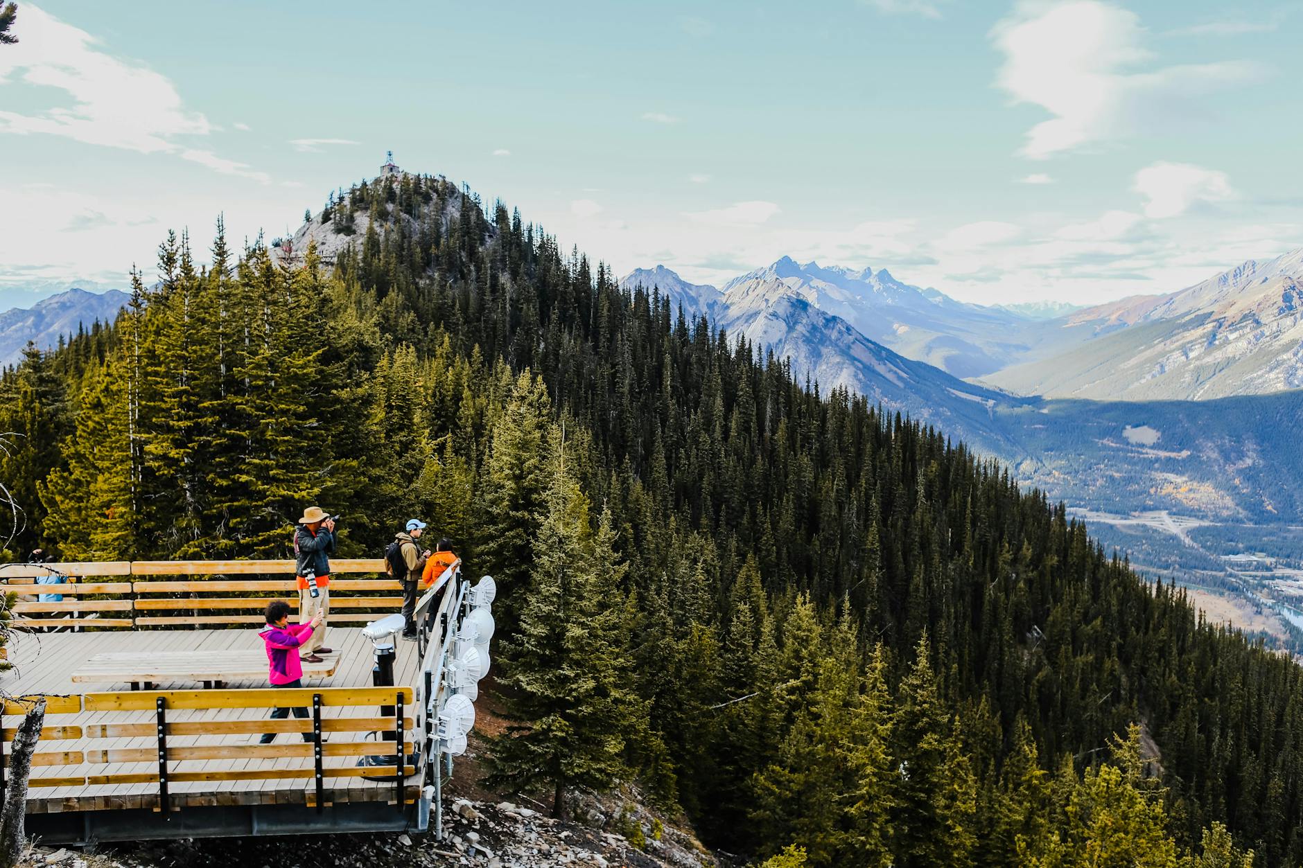 Rodzice z dzieckiem podziwiają widok z górskiego tarasu w Kanadzie