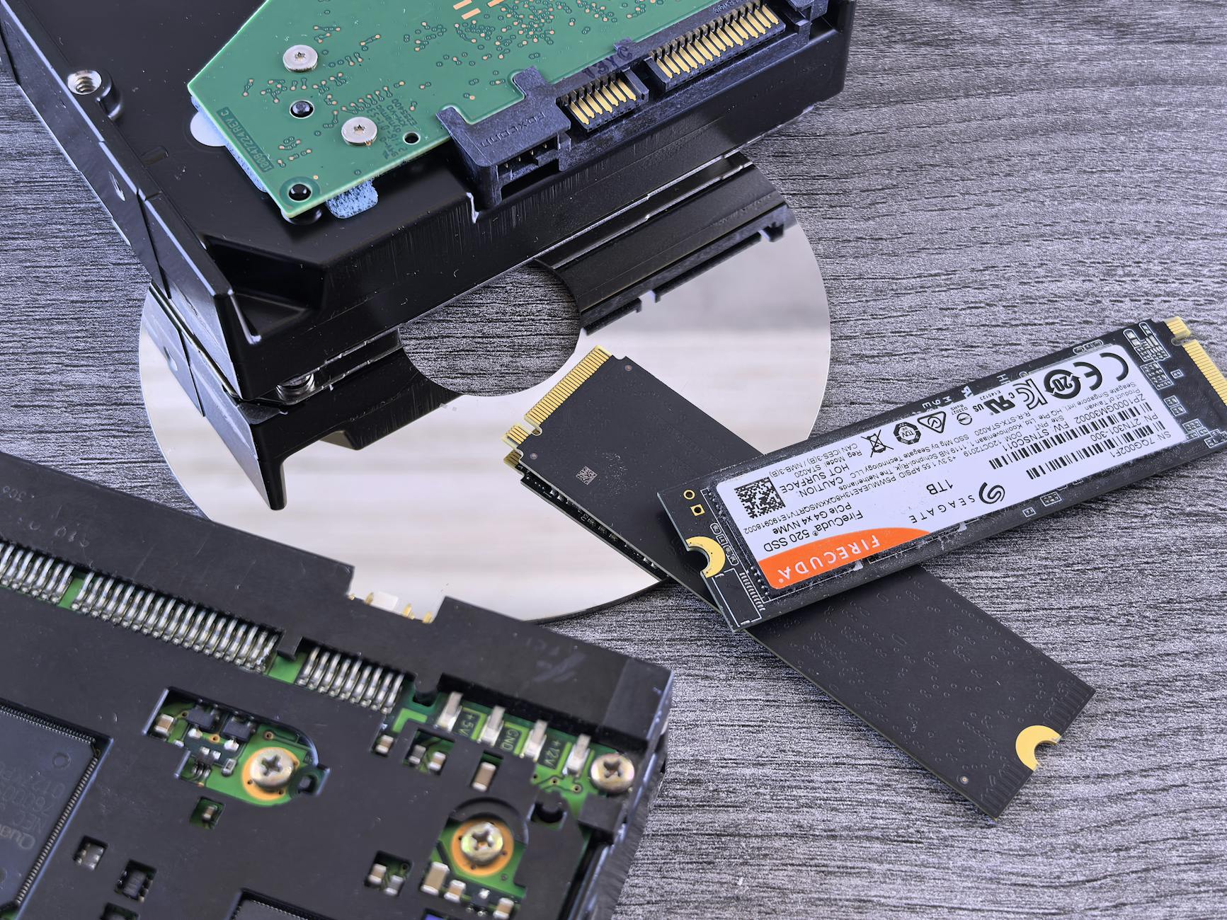Dysk NVMe SSD obok tradycyjnego dysku HDD i płyty CD