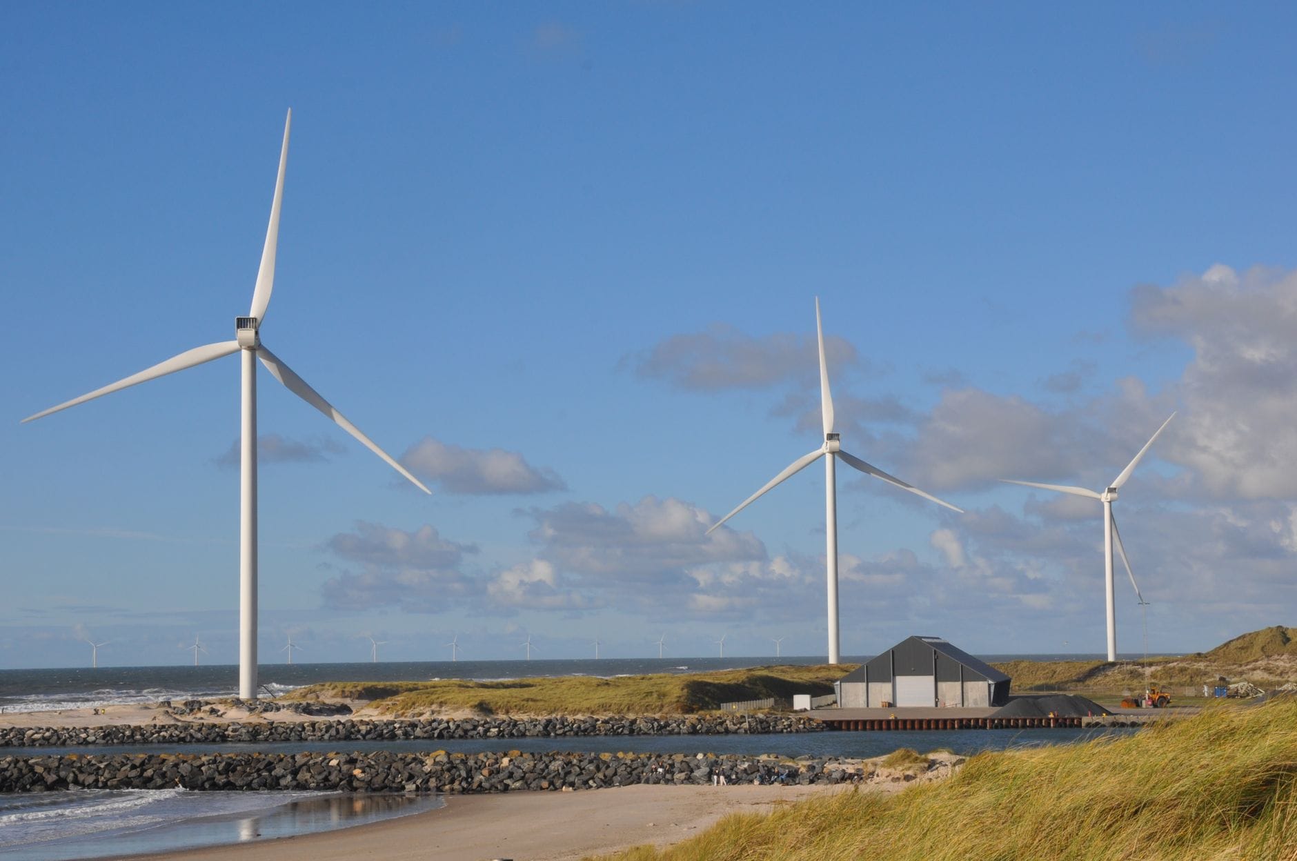 Morska farma wiatrowa przy wybrzeżu Hvide Sande w słoneczny dzień Morska farma wiatrowa przy wybrzeżu Hvide Sande w słoneczny dzień