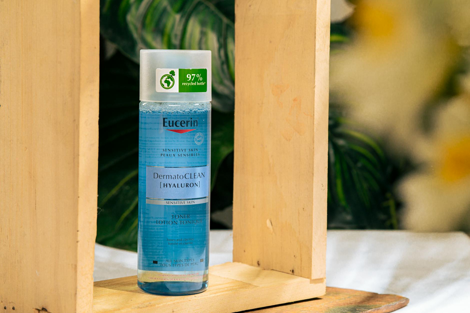 Tonik Eucerin DermatoCLEAN Hyaluron w drewnianej ramce otoczonej roślinami