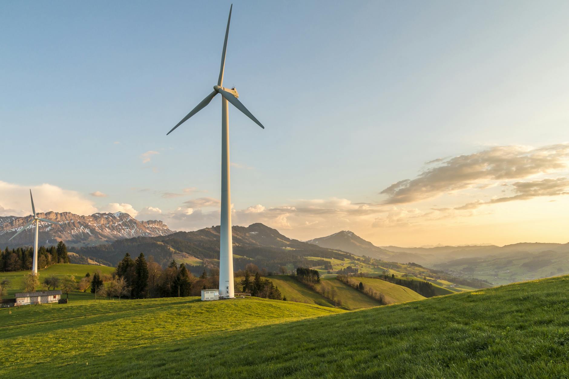 Turbiny wiatrowe na wsi o zachodzie słońca generujące energię