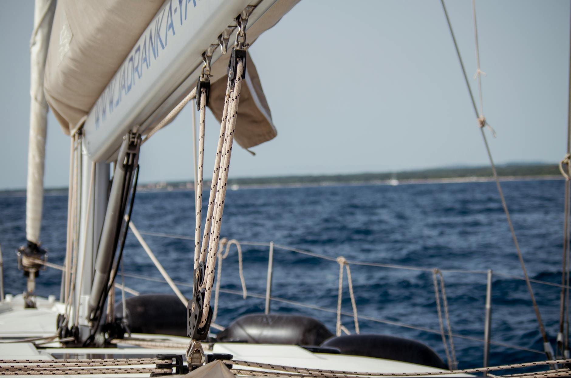 Żaglówka w trakcie rejsu po Adriatyku u wybrzeży Chorwacji