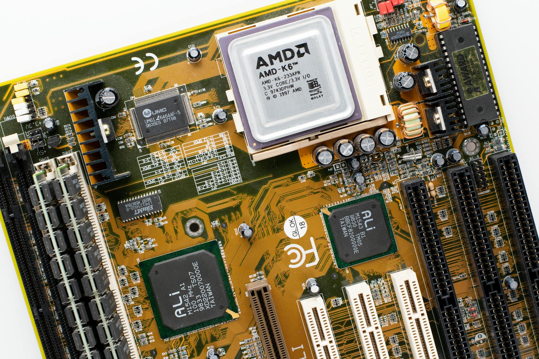Zbliżenie na stary procesor AMD K6 zamontowany na retro płycie głównej