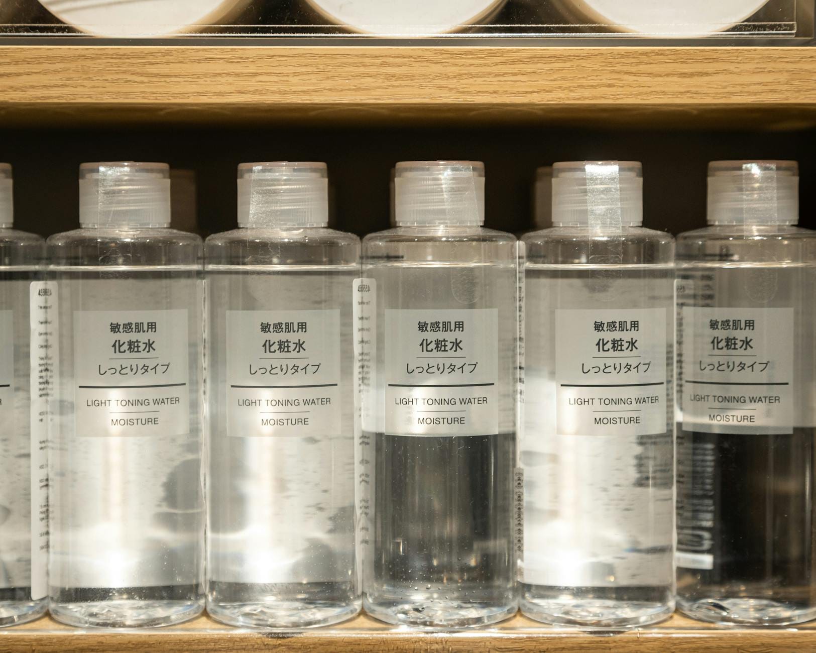 Butelki toniku Muji light toning water moisture ustawione na półce