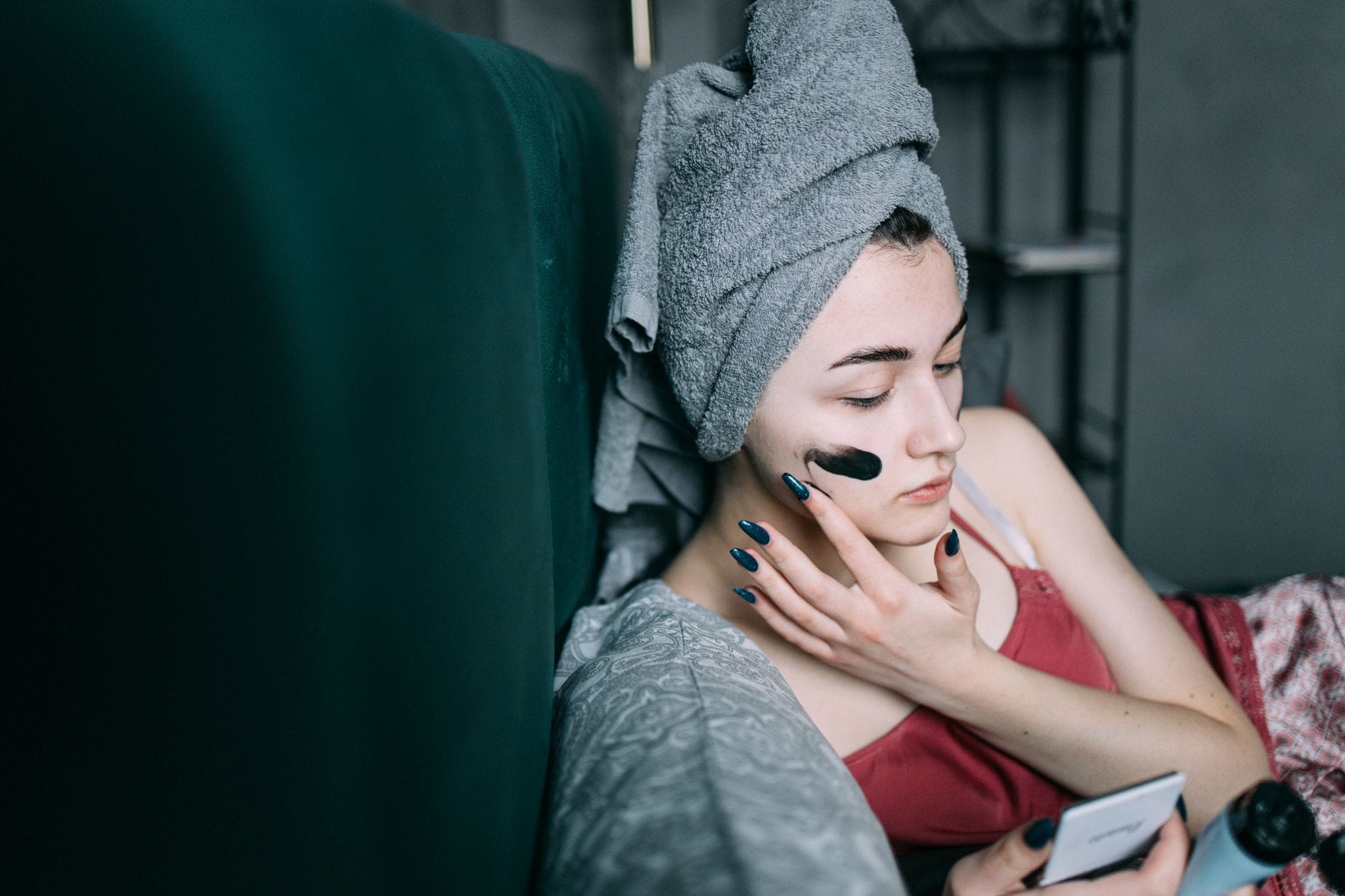 Rutyna na rumień po zimie: ukojenie, nawilżenie i SPF w praktyce Kobieta w ręczniku na głowie nakłada kojącą maseczkę na twarz