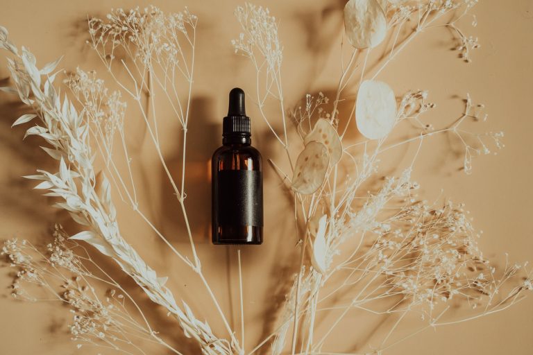 Butelka z pipetą na serum wśród sus