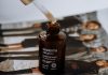Kwas azelainowy: krem czy serum? Jak dobrać postać leku i kosmetyku przy trądziku różowatym