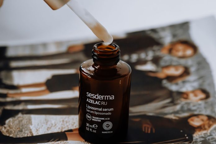 Kwas azelainowy: krem czy serum? Jak dobrać postać leku i kosmetyku przy trądziku różowatym Kwas azelainowy: krem czy serum? Jak dobrać postać leku i kosmetyku przy trądziku różowatym