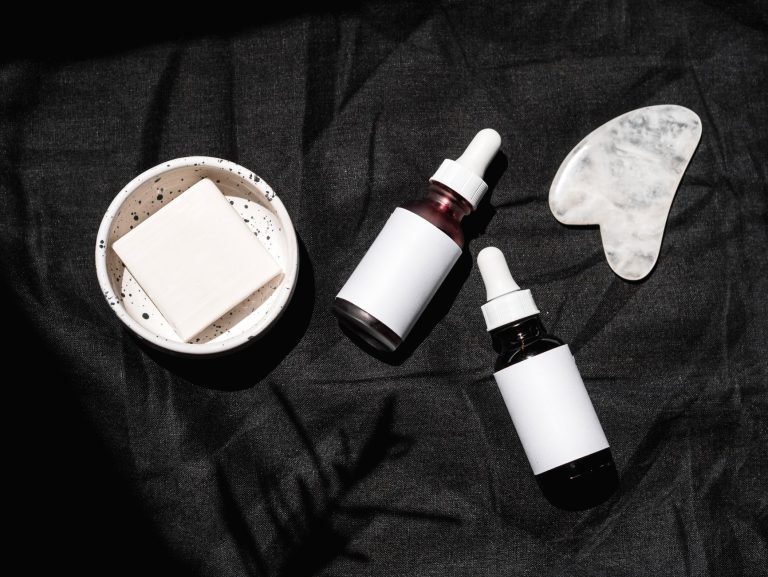 Kwas azelainowy: krem czy serum? Jak dobrać postać leku i kosmetyku przy trądziku różowatym