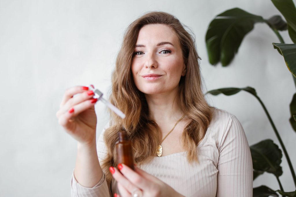 Olaplex No. 3 czy K18: które serum peptydowe lepiej odbuduje zniszczone mostki dwusiarczkowe